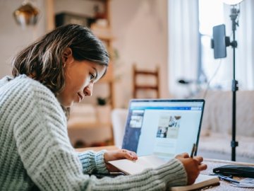 Adobe推出AI新品，股價盤前漲2.8%，Q3營收或達59億美元